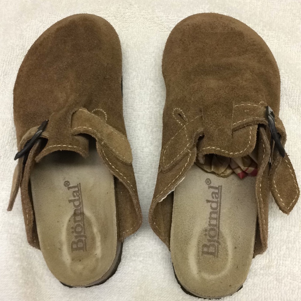 Girls leather clogs
